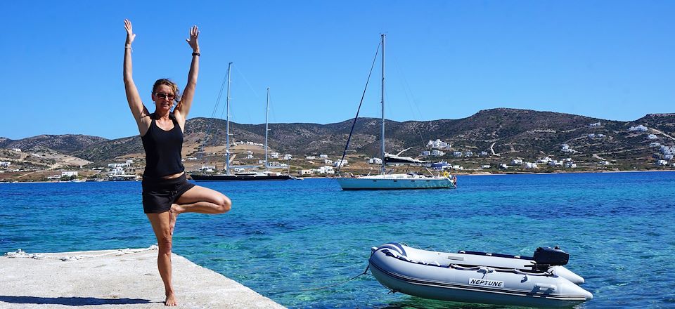 Navigation en voilier entre les plus belles îles grecques et accostage sur plusieurs spots naturels pour la pratique du yoga