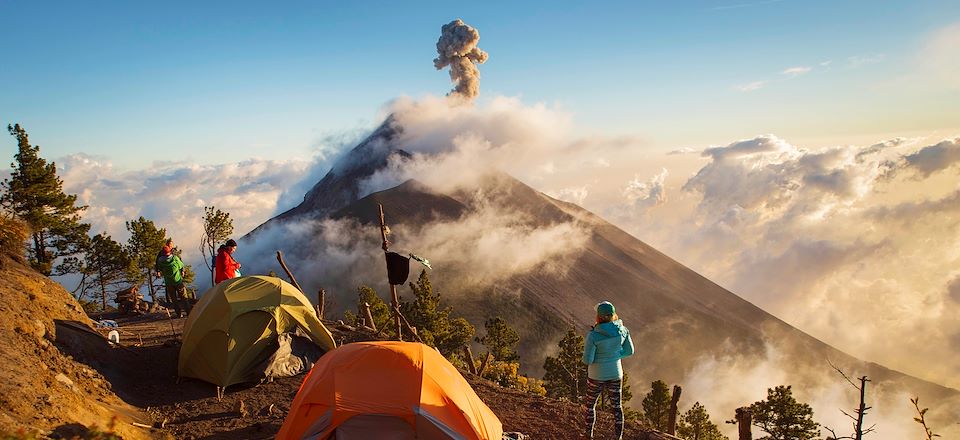 Trek volcanique sur les épaules de 4 géants, le lac Atitlán, la belle Antigua, le marché de Chichicastenango et la jungle de Tikal