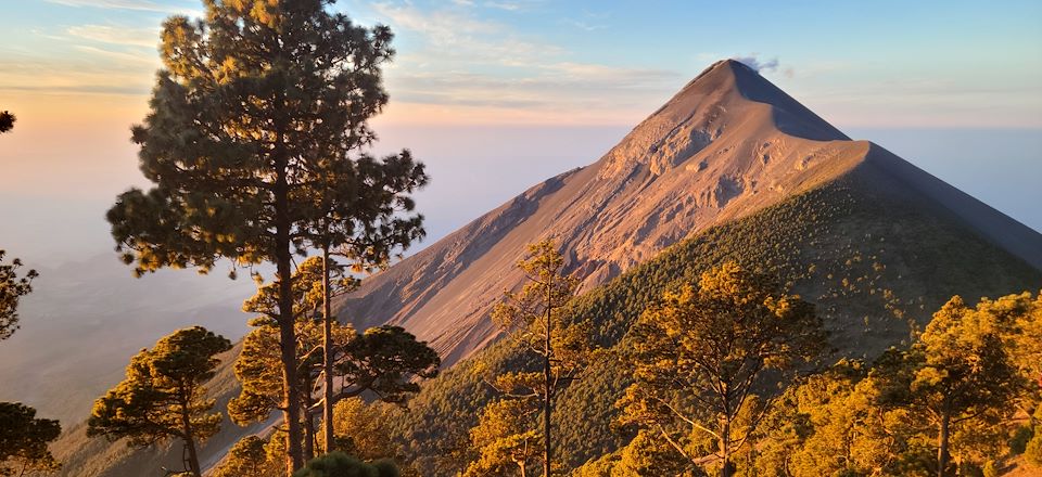 Trek volcanique sur les épaules de 4 géants, le mythique lac Atitlán, la belle Antigua et le marché coloré de "Chichicastenango !