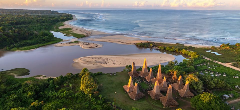 Voyage à Bali et Sumba : traditions d’Ubud, nature sauvage de Bali Barat, volcans de Kawah Ijen et mystères marins de Sumba.