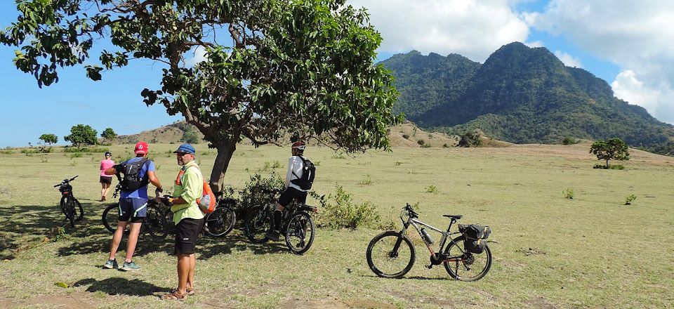 Randonnée en e-VTT entre rizières, mangrove, volcans, village traditionnel et détente sur les plages désertes