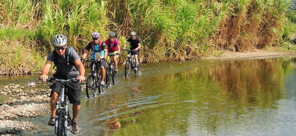 Découverte en E-VTT des trésors naturels de Sulawesi :  lacs, montagnes et rizières et village ethnique  !