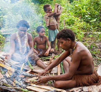 Aventure en Papoua Barat, en immersion dans les villages Korowaï, perchés sur la cime des arbres 