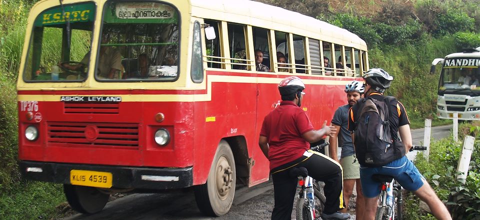 Balade sur les chemins et sentiers des contreforts des Ghats ! C'est au Kerala et c'est en VTT