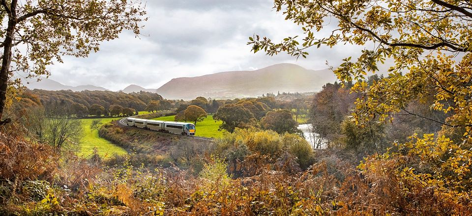 Visiter l'Irlande en train : quelques-uns des incontournables du pays, à pied et en train, entre Shannon et Belfast.