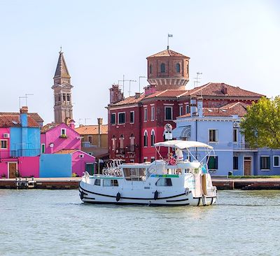 Croisière à Venise sur la célèbre lagune de la mer Adriatique en bateau sans permis : plages, cités et villages de pêcheurs.