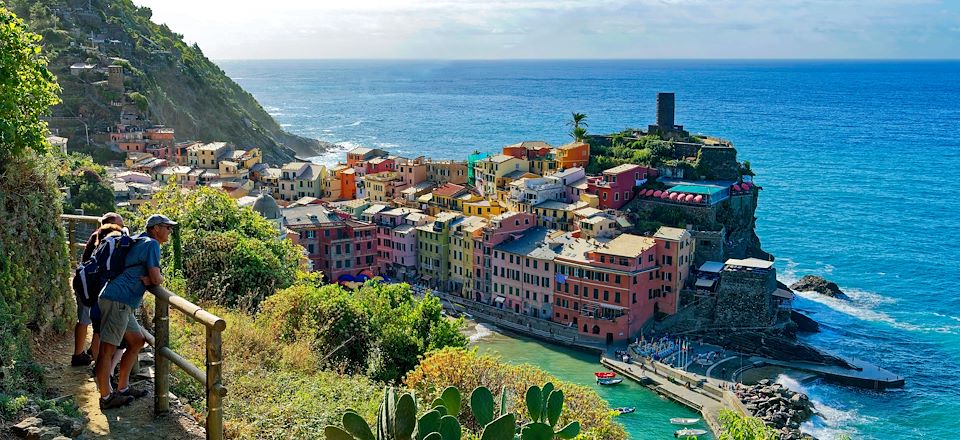 De village en village, entre falaises, vignes et mer turquoise, découvrez à pied la magie intacte des Cinque Terre