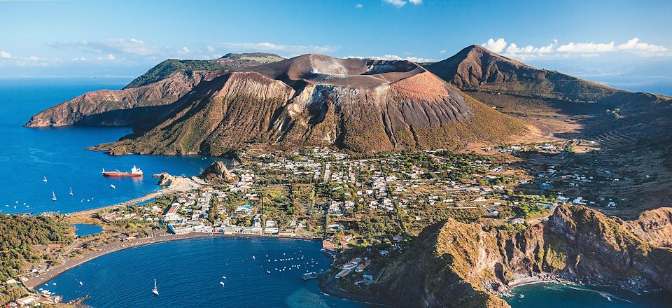 Des incroyables îles éoliennes à la baroque Syracuse en passant par le majestueux volcan Etna, un périple à ne pas manquer!