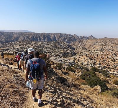 Explorer le mythique sentier du Jordan Trail tout en admirant les incontournables de la Jordanie.