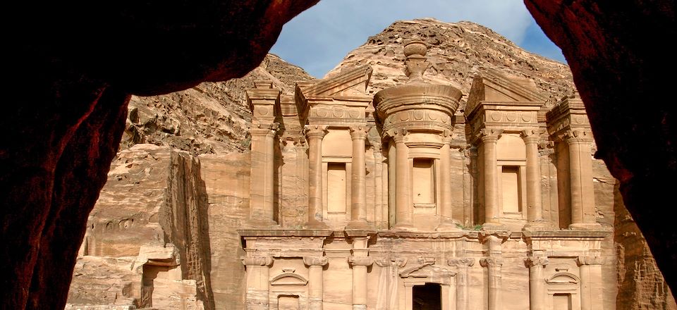 Randonnée au cœur du site nabatéen de Petra et du légendaire désert de Wadi Rum 