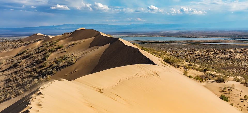 Voyage privatif combinant la Péninsule de Mangystau et la région d’Almaty : déserts, canyons, lacs, praires d’altitude, montagnes.