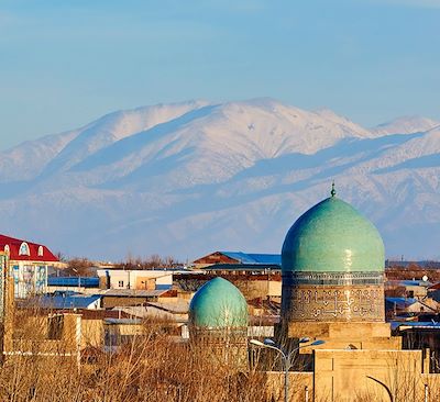Parcourez la légendaire route de la soie, des merveilles naturelles du Kazakhstan aux fascinantes cités d’Ouzbékistan.