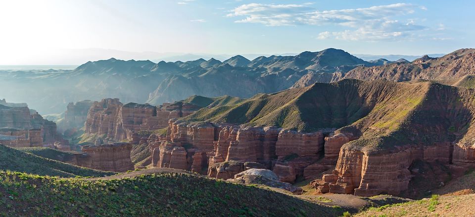 Explorez les merveilles naturelles qu’offre le Kazakhstan, du canyon de Charyn aux cascades de la gorge de Turgen.