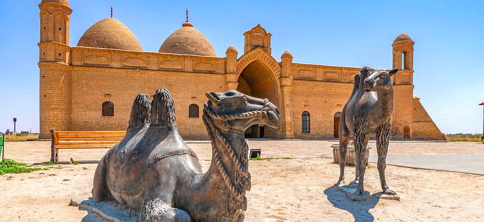 Arpenter la fascinante route de la soie, des majestueuses étapes au Kazakhstan aux envoûtantes cités d’Ouzbékistan.