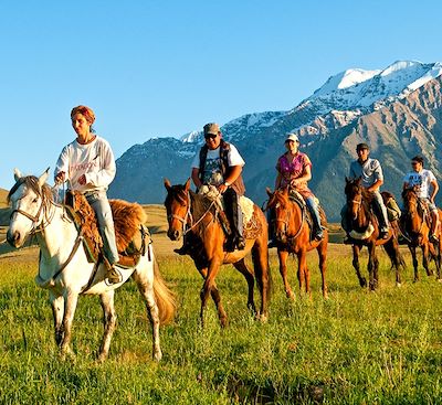 Randonnée à cheval chez les nomades du lac Issyk Kol, au cœur d’immenses steppes, à la rencontre de leur fascinante culture