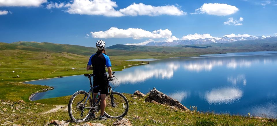 Circuit à VTT à travers les montagnes célestes et les lacs, à la rencontre des nomades kirghizes...
