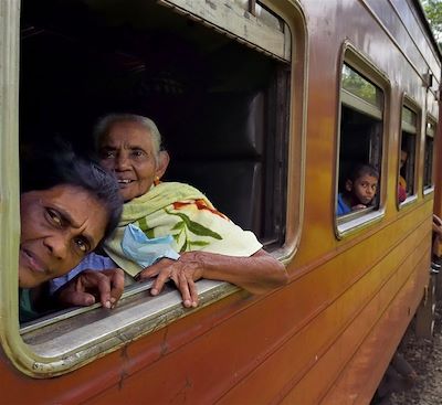 Voyage en train au Sri Lanka avec une découverte du pays de Kandy en transports locaux du triangle culturel aux  plages du sud.