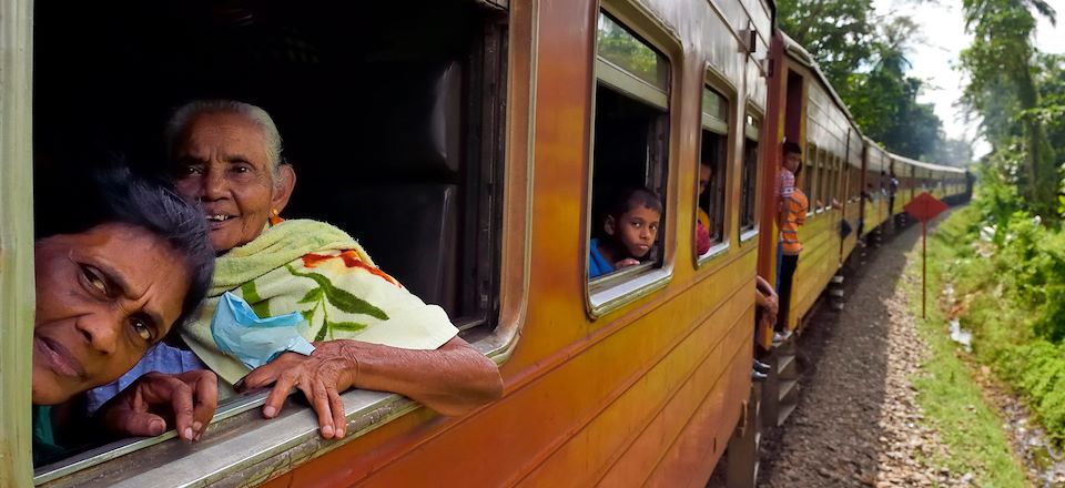 Voyage en train au Sri Lanka avec une découverte du pays de Kandy en transports locaux du triangle culturel aux  plages du sud.