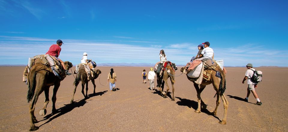 Voyage en famille dans le désert marocain au rythme d'une caravane de chameaux avec nuits à la belle étoile