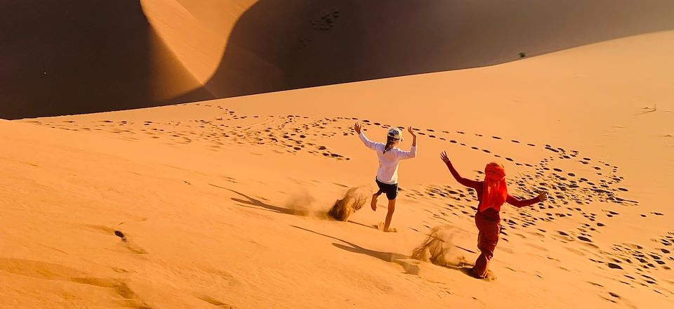 Voyage en famille dans le désert marocain au rythme d'une caravane de chameaux avec nuits à la belle étoile