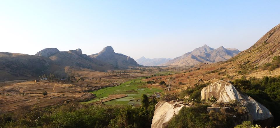 Parcs nationaux du Périnet et Isalo, canal des Pangalanes, vallée de Tsaranoro, lagon Ifaty...Hôtels et éco-Lodge