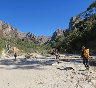 Trek dans le Nord du Makay, Tsingys de Bemahara, pirogue dans les gorges de Manambolo