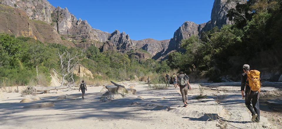 Trek dans le Nord du Makay, Tsingys de Bemahara, pirogue dans les gorges de Manambolo