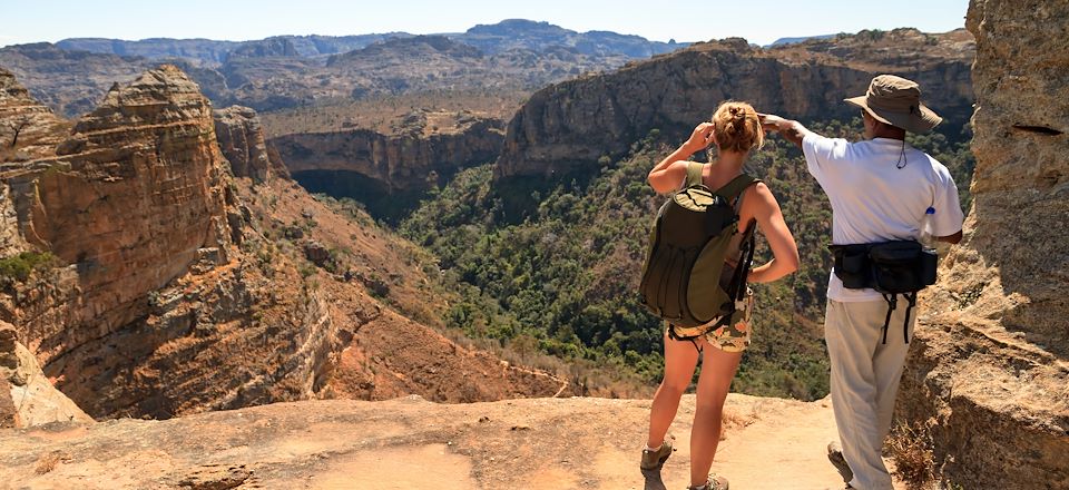 Visite des plus beaux sites du pays avec les Tsingy de l'Ankarana, la baie de Diego Suarez, la fameuse N7 et le massif d'Isalo