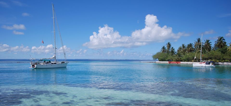 Croisière en catamaran sur les atolls de Baa et Raa: Snorkeling dans une eau cristalline, îlots sauvages et plages de sable blanc 