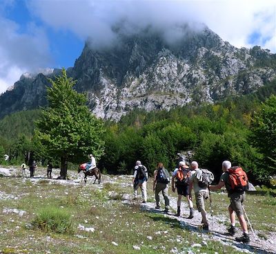 Trek au Monténégro et en Albanie : itinérance engagée à travers les paysages et ambiances rurales des Balkans.