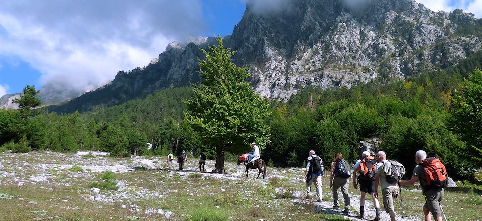 Trek au Monténégro et en Albanie : itinérance engagée à travers les paysages et ambiances rurales des Balkans.