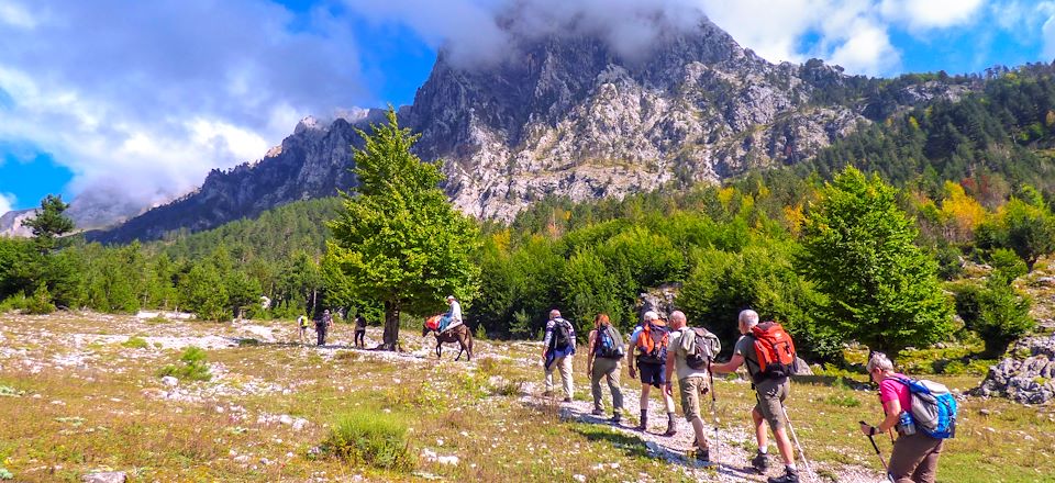 Trek au Monténégro et en Albanie : itinérance engagée à travers les paysages et ambiances rurales des Balkans.