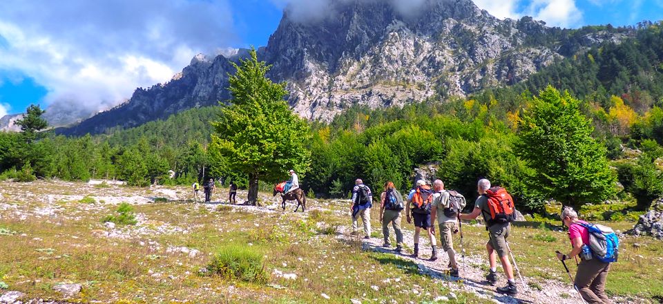Trek au Monténégro et en Albanie : itinérance engagée à travers les paysages et ambiances rurales des Balkans.