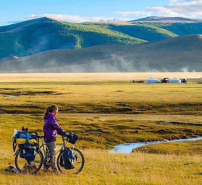 Explorer la Mongolie en VTT à travers les paysages de steppes infinies à couper le souffle.