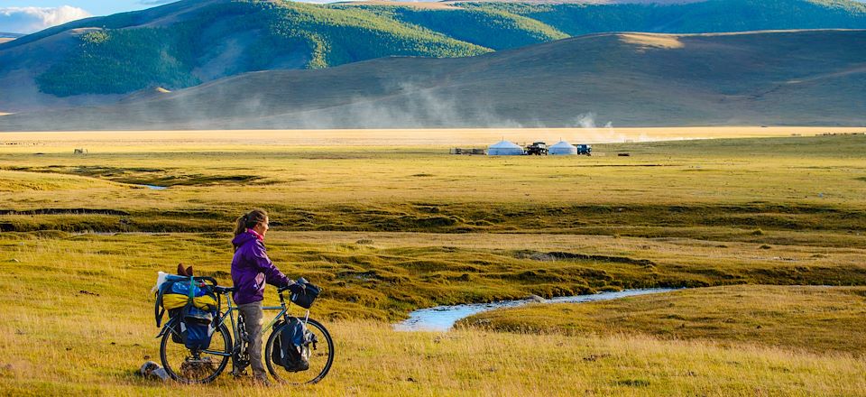 Explorer la Mongolie en VTT à travers les paysages de steppes infinies à couper le souffle.