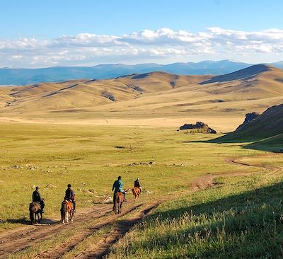 Randonnée à cheval au cœur de la steppe infinie au pays des cavaliers mongoles.