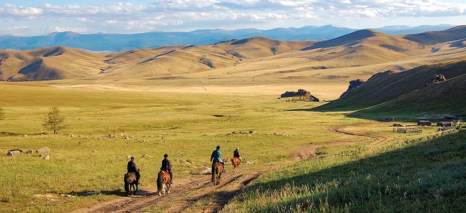 Randonnée à cheval au cœur de la steppe infinie au pays des cavaliers mongoles.
