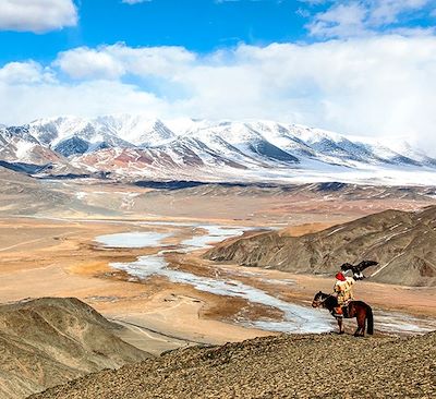 Voyage en Mongolie chez l'habitant, itinéraire hors des sentiers battus, entre montagnes, steppes, dunes et majestueux lacs salés.