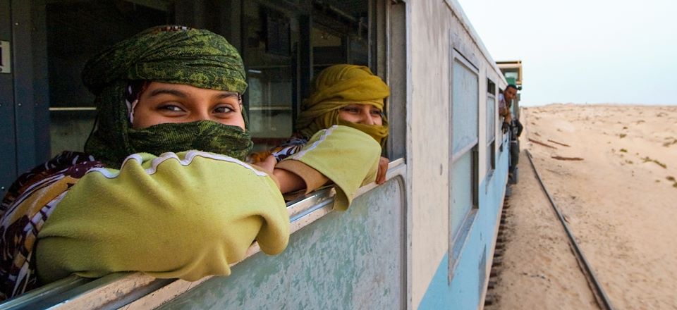 Explorez l'Adrar, le fleuve Sénégal, le Tagant et le Banc d'Arguin, et vivez une épopée nocturne à bord du train minéralier