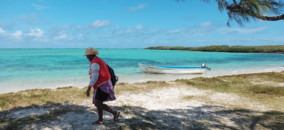 Lagons translucides, îles désertes, snorkeling, randonnées faciles, tortues géantes, oiseaux, caverne, forêt primaire, guesthouses