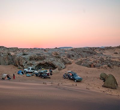 Expédition dans le désert du Namib des chutes d'Epupa jusqu'aux reliefs de l'Angola, accompagné par Philippe Frey membre de la SEF