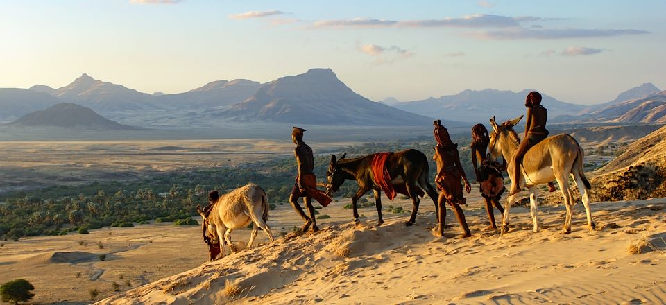 Voyage en immersion dans le Kaokoland et rencontres intimes avec les Himbas aux côtés de Solenn Bardet, leur fille de cœur.