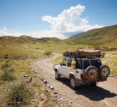 Roadtrip en Namibie avec un 4x4 équipé camping avec tente de toit, un itinéraire hors sentiers battus sur les pistes du Kaokoveld.