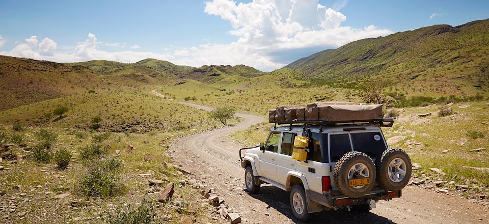 Roadtrip en Namibie avec un 4x4 équipé camping avec tente de toit, un itinéraire hors sentiers battus sur les pistes du Kaokoveld.