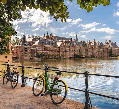 Une boucle à vélo pour découvrir les plus belles villes des Pays Bas, d'Amsterdam à Gouda en passant par Zandvoort et Rotterdam.