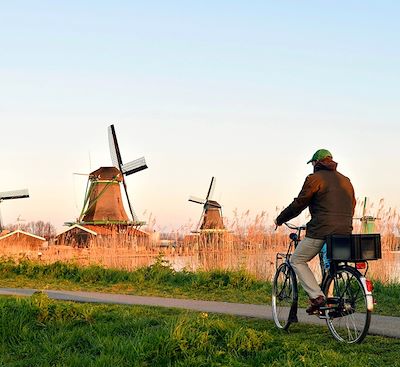Tour du lac d'Ijssel à vélo, véritable mer d’eau douce, avec une boucle au départ d’Harderwijk et un passage par Amsterdam.