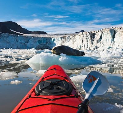 Raid en kayak semi-itinérant parmi les plus beaux fjords de l'île Spitzberg et deux nuits en guesthouse à Longyearbyen