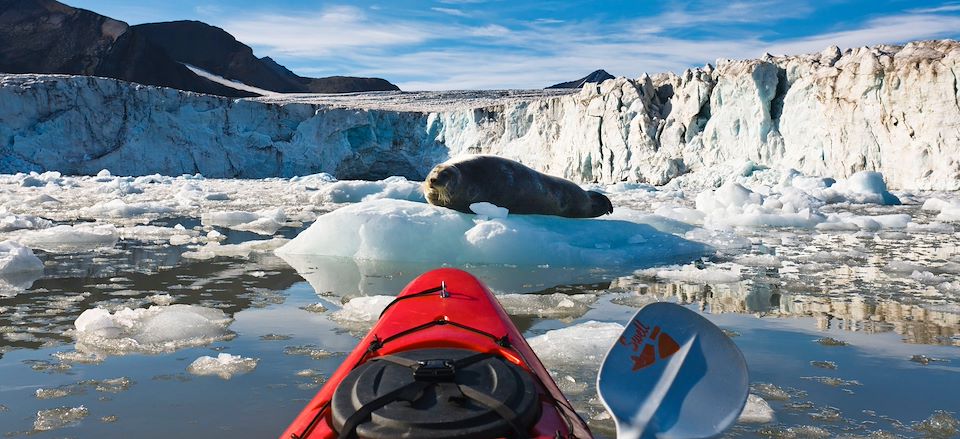 Raid en kayak semi-itinérant parmi les plus beaux fjords de l'île Spitzberg et deux nuits en guesthouse à Longyearbyen