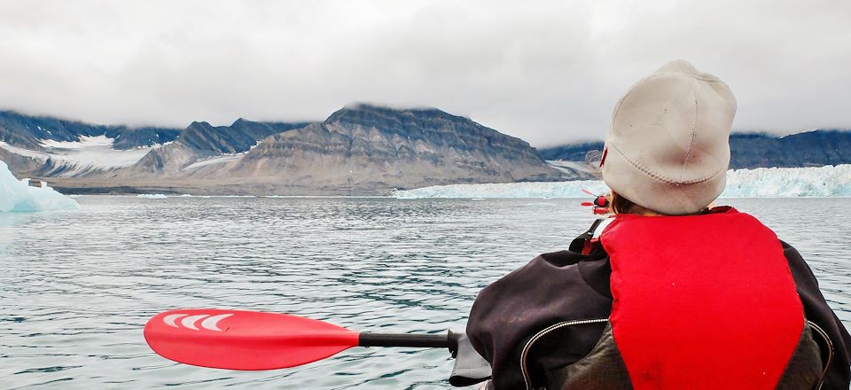 Itinérance à pied et en kayak à la découverte des glaciers du Spitzberg sous le soleil de l'été arctique