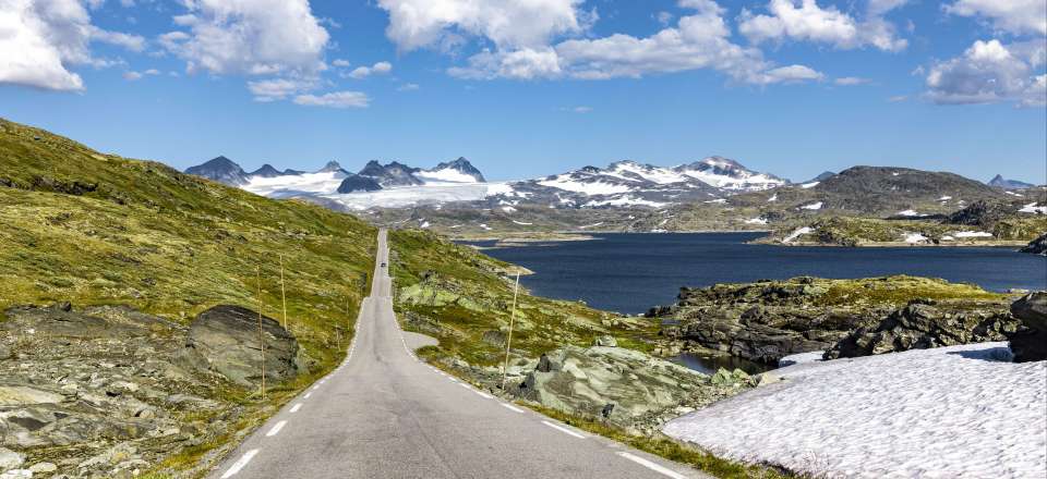 Road trip en Norvège pour sillonner ses côtes en van, entre fjords et villages colorés via la mythique falaise de Preikestolen